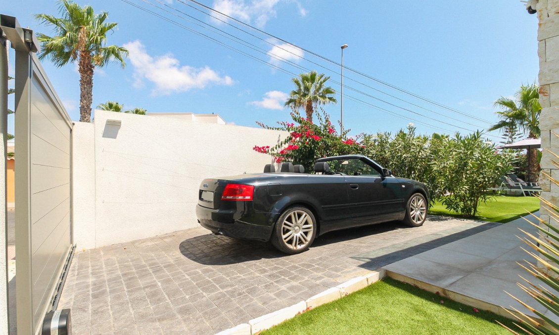 Resale - Villa -
Orihuela Costa - Costa Blanca