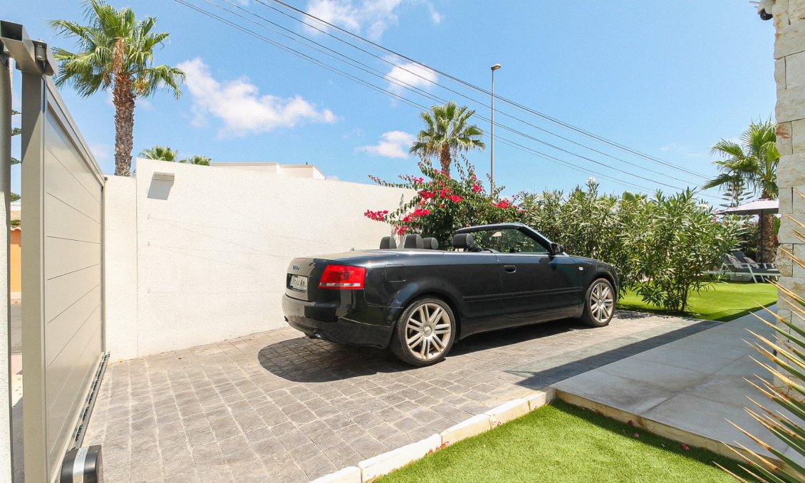 Resale - Villa -
Orihuela Costa - Costa Blanca