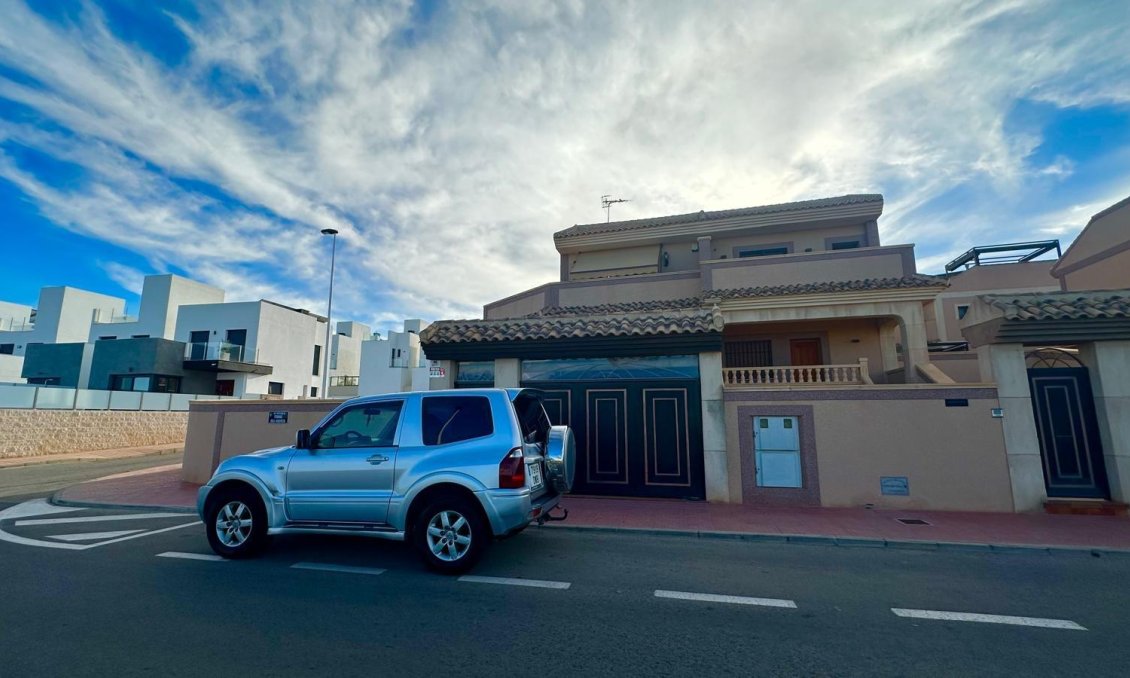 Használt Ingatlanok - Sorház -
Torrevieja - La Siesta