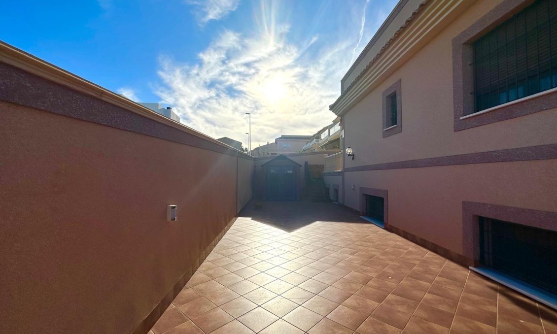 Használt Ingatlanok - Sorház -
Torrevieja - La Siesta