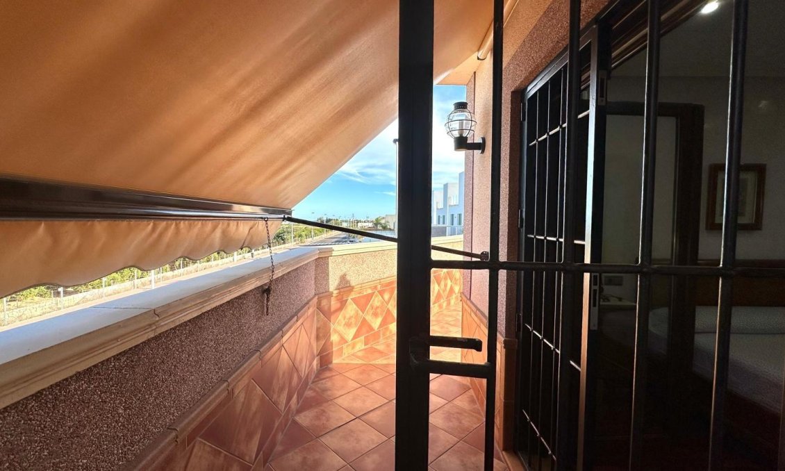 Használt Ingatlanok - Sorház -
Torrevieja - La Siesta
