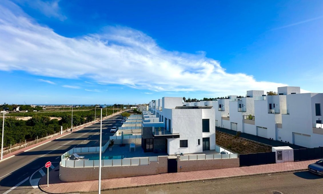 Használt Ingatlanok - Sorház -
Torrevieja - La Siesta