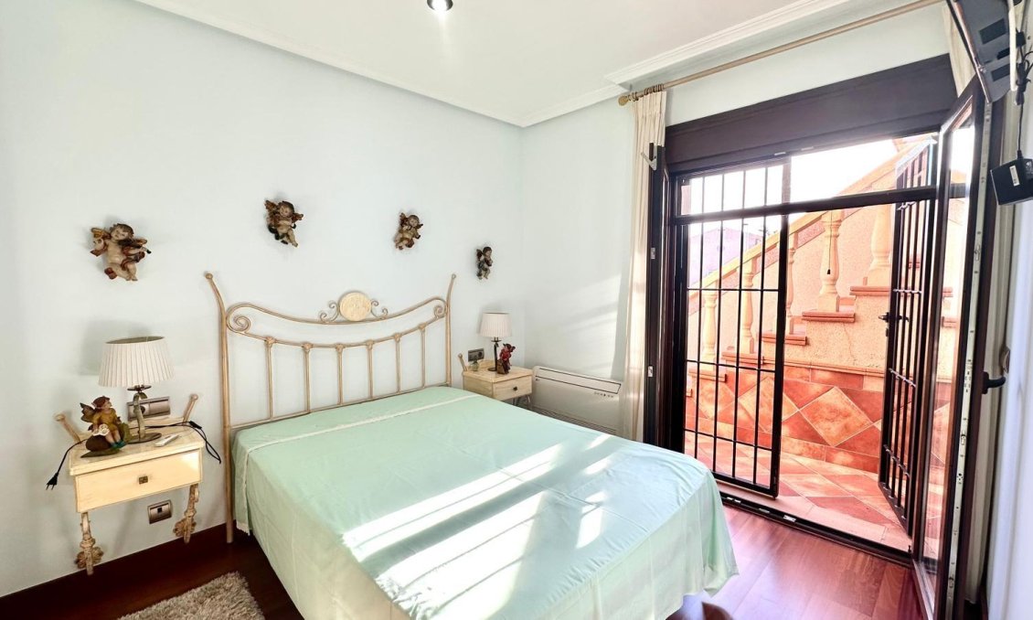 Használt Ingatlanok - Sorház -
Torrevieja - La Siesta