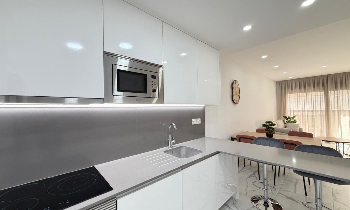 Használt Ingatlanok - Apartman -
Torrevieja - Estacion De Autobuses