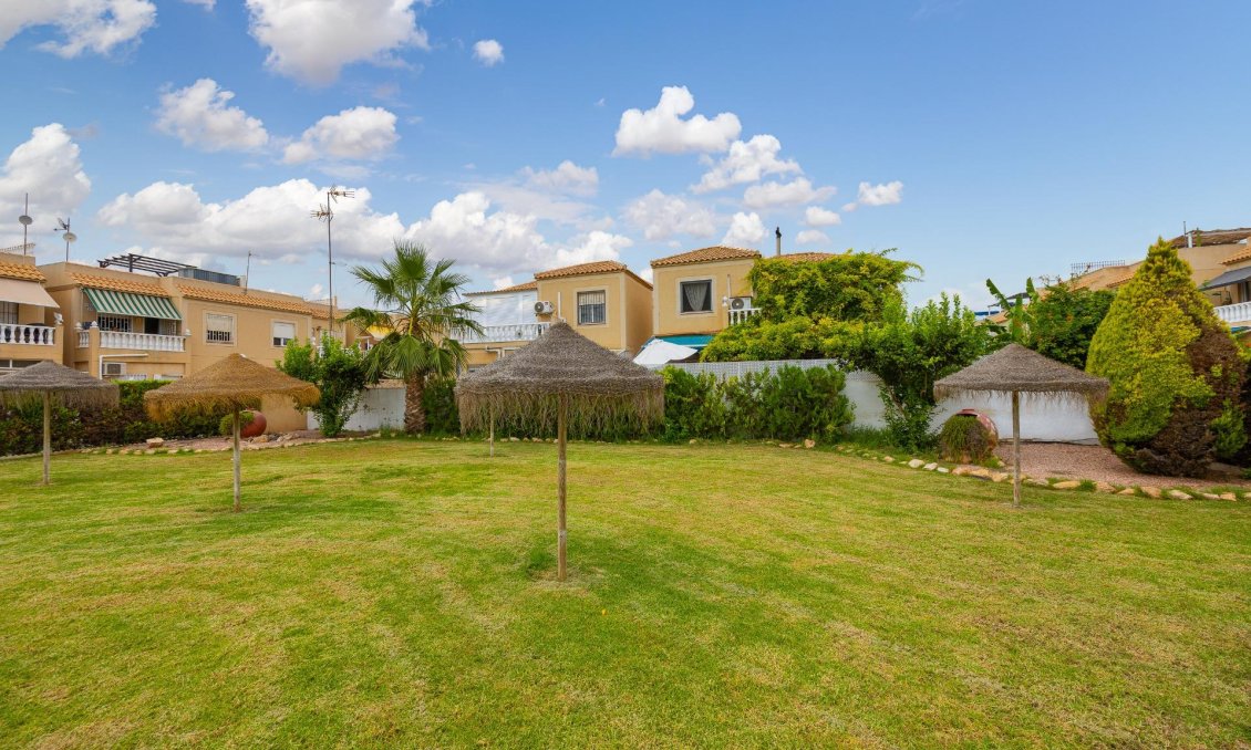 Használt Ingatlanok - Villa -
Torrevieja - El Limonar