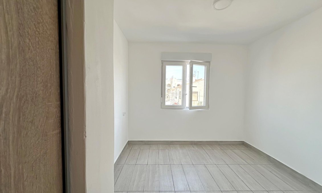 Resale - Apartment -
Torrevieja - Centro