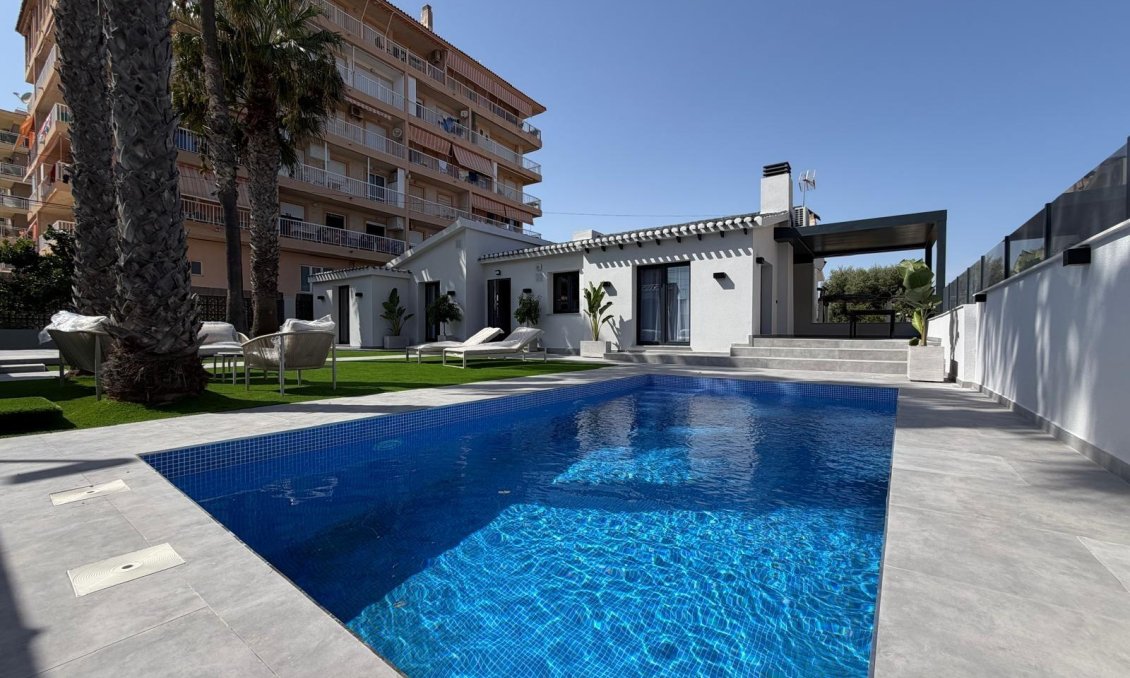 Resale - Villa -
Torrevieja - Punta Prima