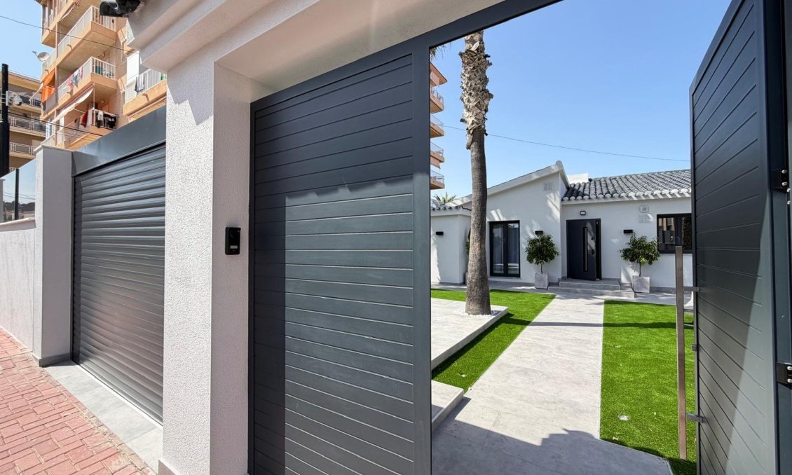 Resale - Villa -
Torrevieja - Punta Prima