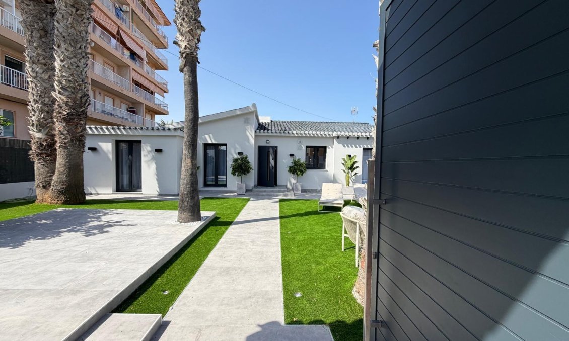 Resale - Villa -
Torrevieja - Punta Prima