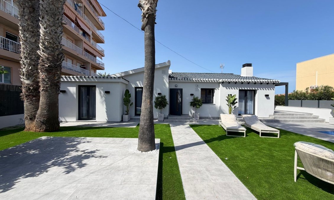 Resale - Villa -
Torrevieja - Punta Prima