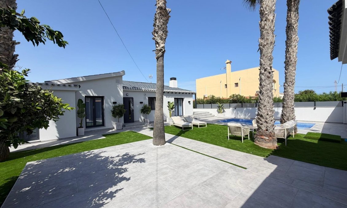 Resale - Villa -
Torrevieja - Punta Prima