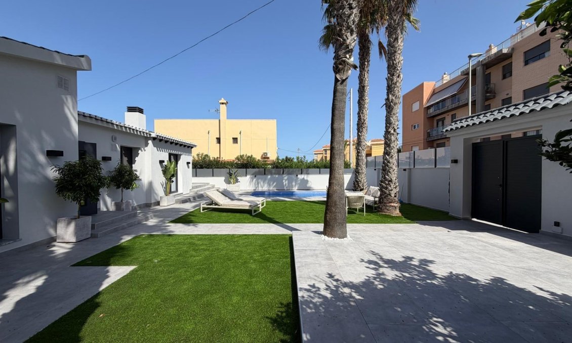 Resale - Villa -
Torrevieja - Punta Prima