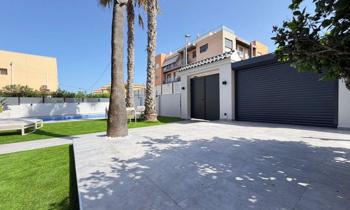 Resale - Villa -
Torrevieja - Punta Prima