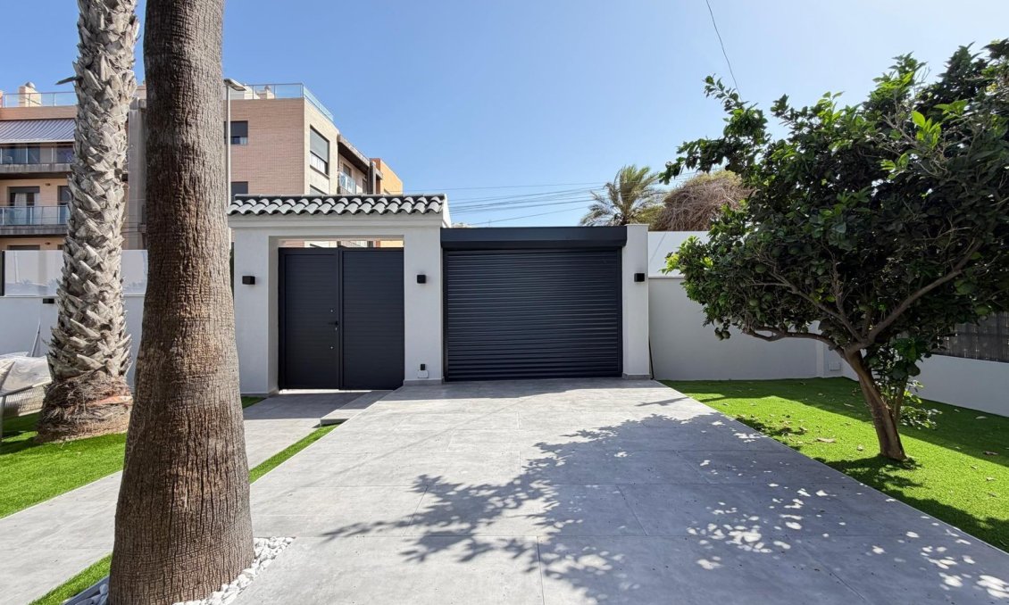 Resale - Villa -
Torrevieja - Punta Prima