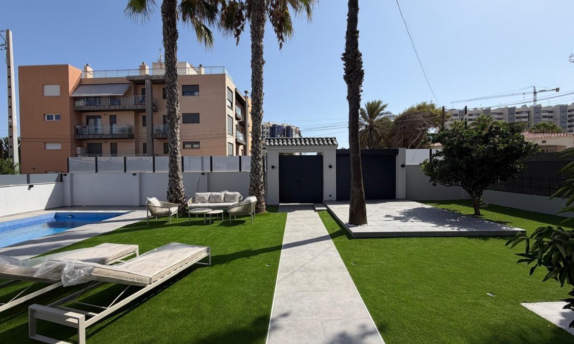Resale - Villa -
Torrevieja - Punta Prima