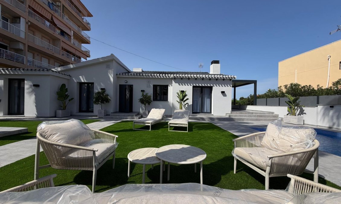 Resale - Villa -
Torrevieja - Punta Prima