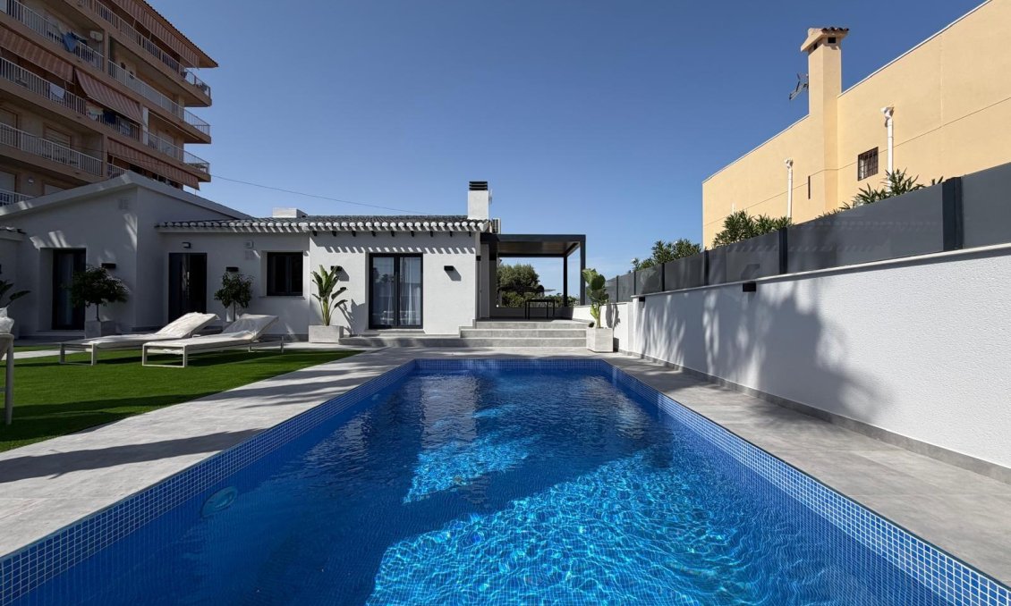 Resale - Villa -
Torrevieja - Punta Prima