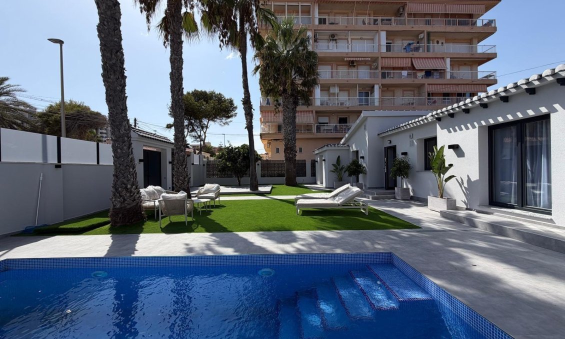 Resale - Villa -
Torrevieja - Punta Prima