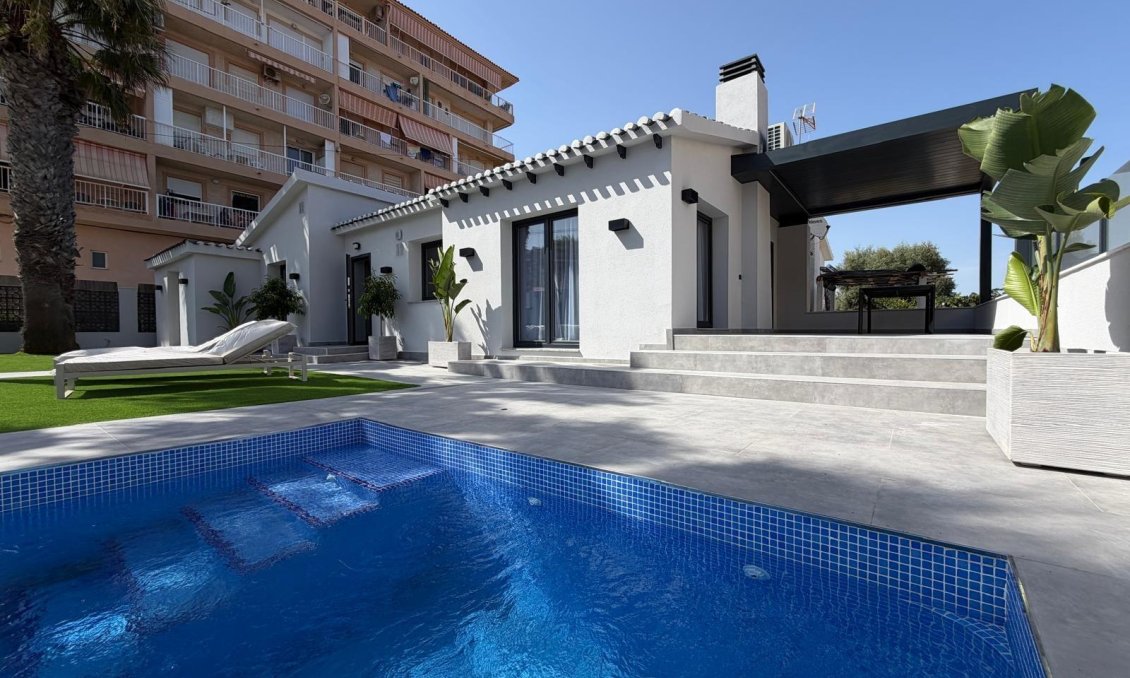 Resale - Villa -
Torrevieja - Punta Prima
