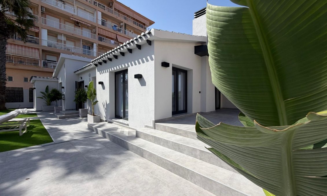 Resale - Villa -
Torrevieja - Punta Prima