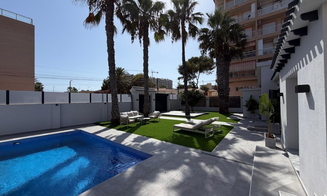 Resale - Villa -
Torrevieja - Punta Prima