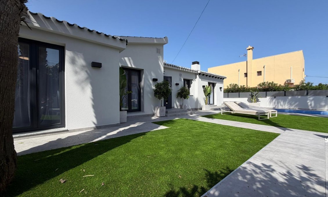 Resale - Villa -
Torrevieja - Punta Prima