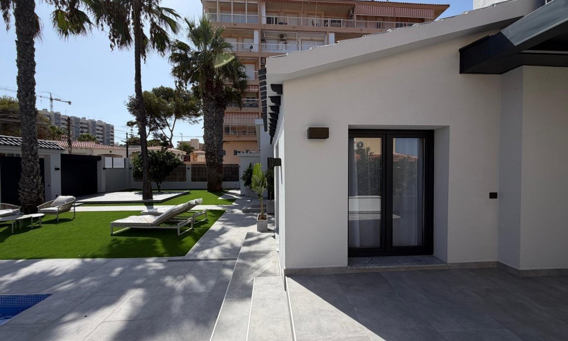Resale - Villa -
Torrevieja - Punta Prima
