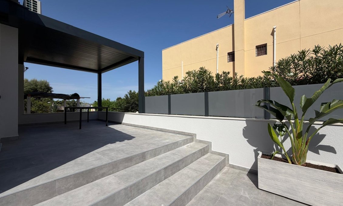 Resale - Villa -
Torrevieja - Punta Prima