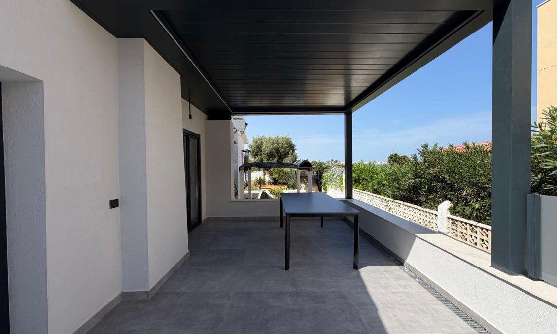 Resale - Villa -
Torrevieja - Punta Prima