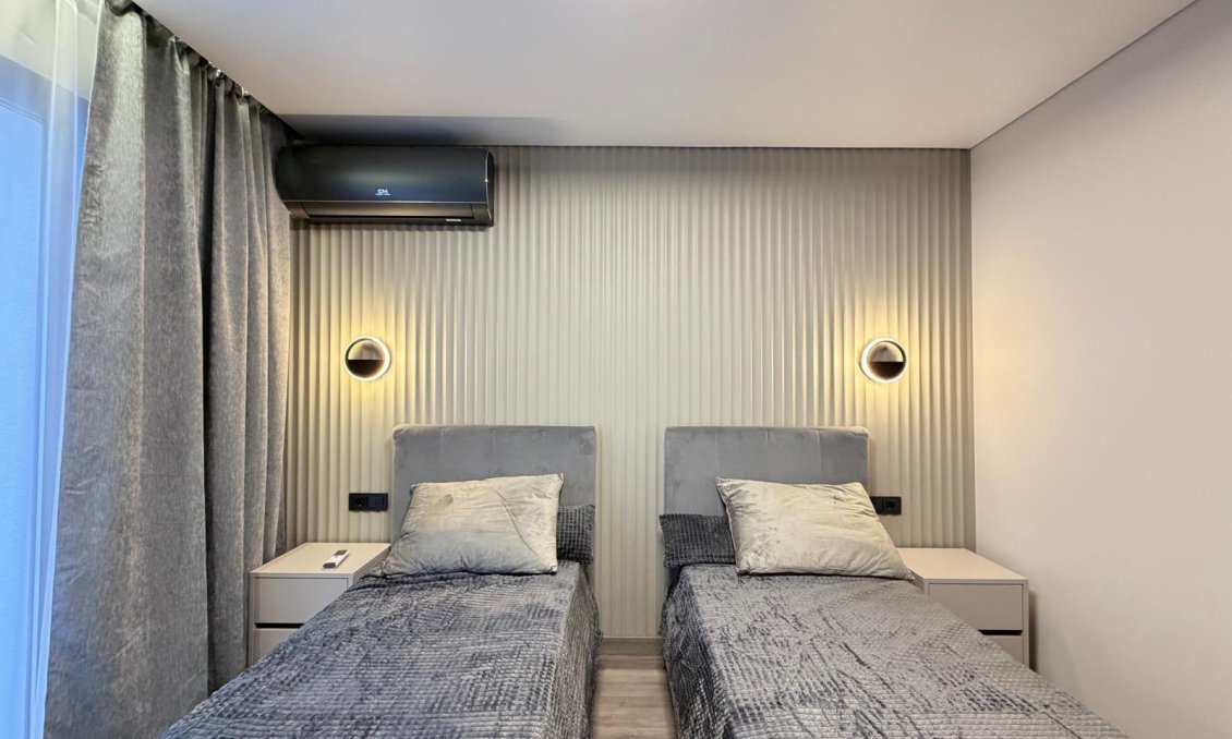 Resale - Villa -
Torrevieja - Punta Prima