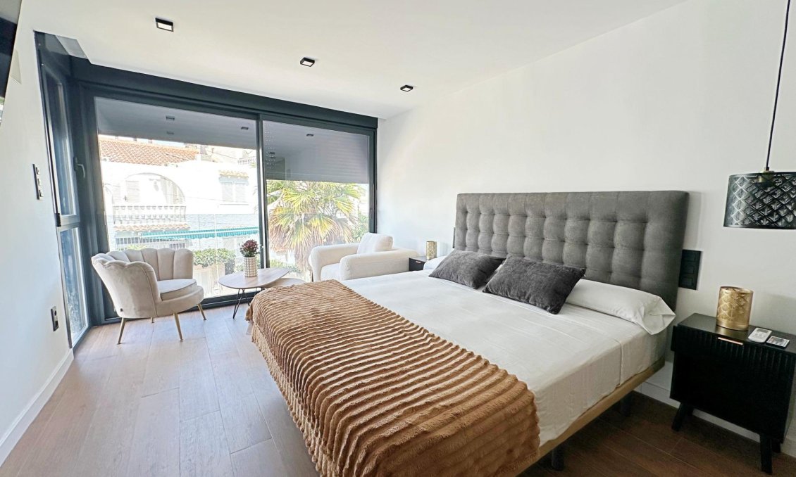Használt Ingatlanok - Sorház -
Torrevieja - Calas Blanca