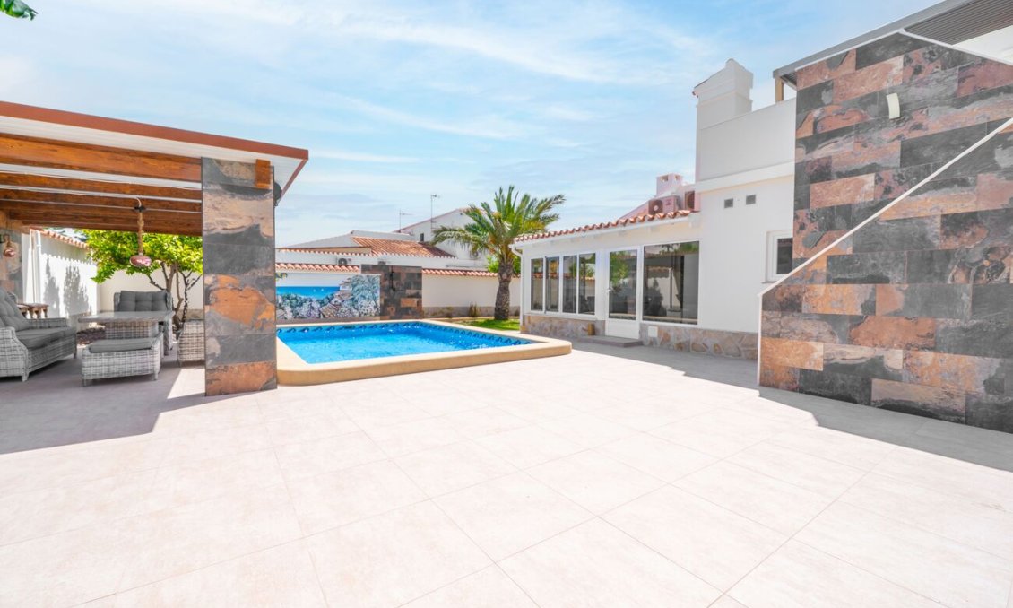 Használt Ingatlanok - Villa -
Torrevieja - Torreta