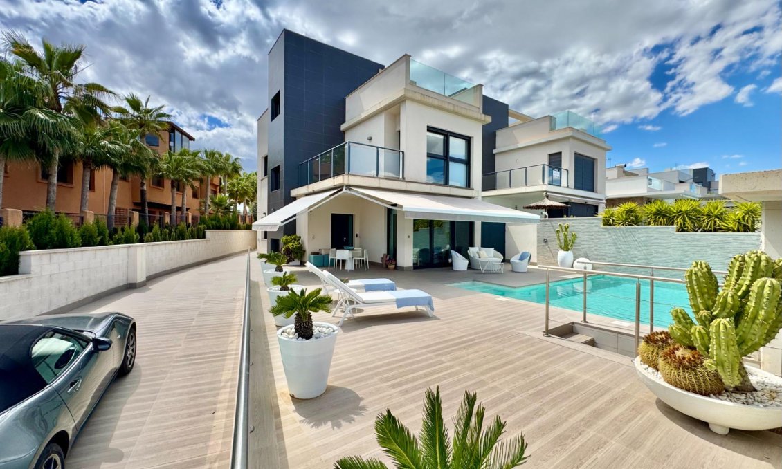 Resale - Villa -
San Miguel de Salinas - Bellavista