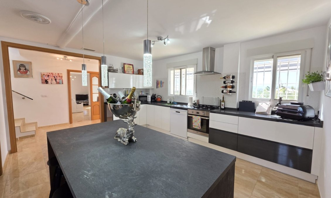 Resale - Villa -
Pinoso - Inland