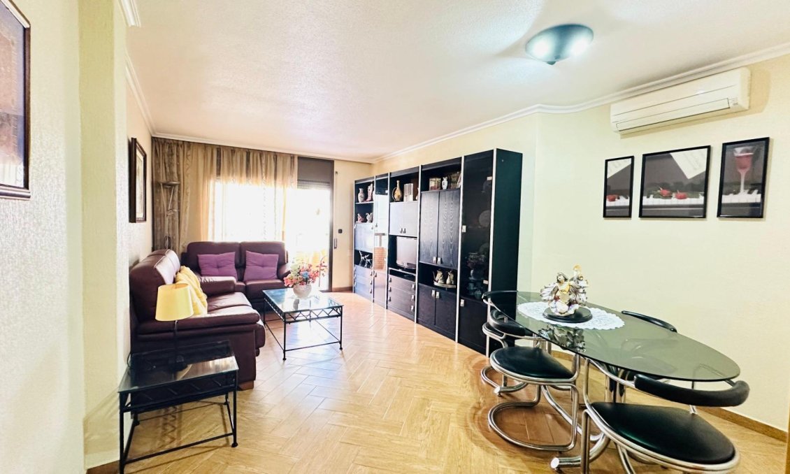 Használt Ingatlanok - Apartman -
Torrevieja - Centrum