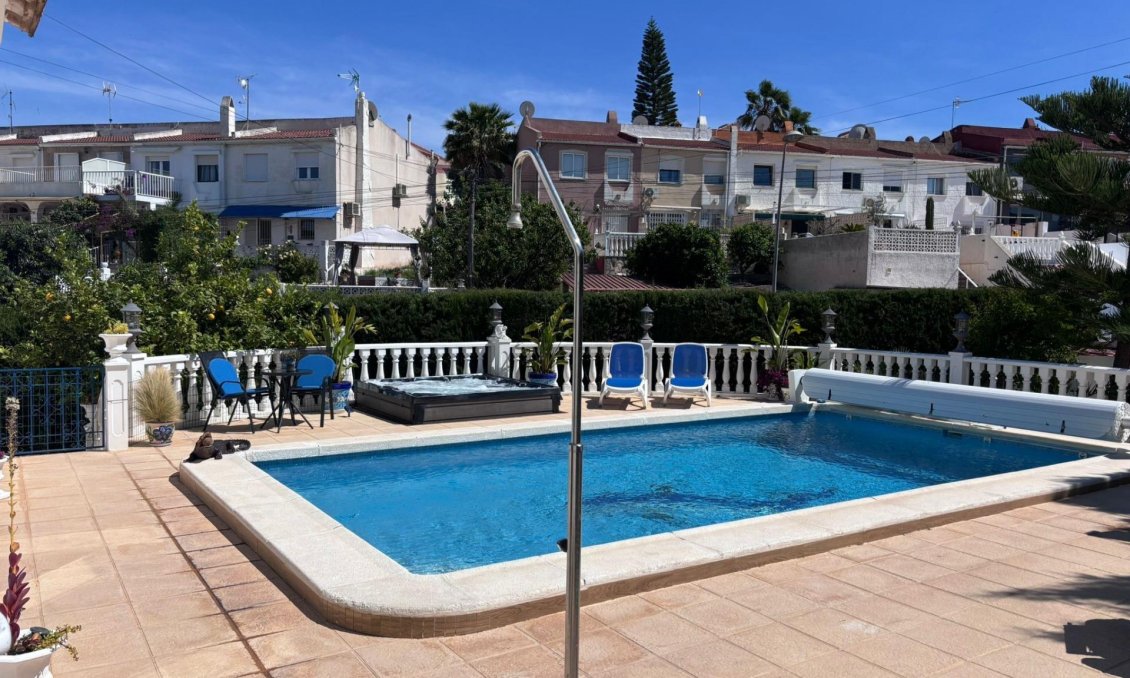 Segunda mano - Villa / Semi pareado -
Torrevieja - Los Balcones