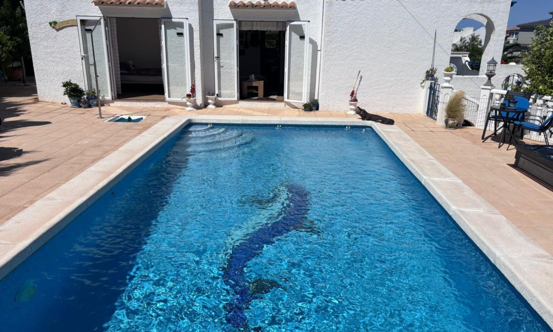 Segunda mano - Villa / Semi pareado -
Torrevieja - Los Balcones
