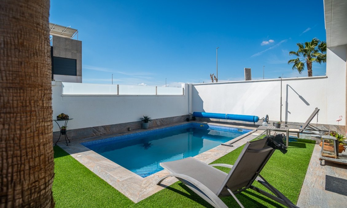 Resale - Villa -
Pilar de la Horadada - Costa Blanca