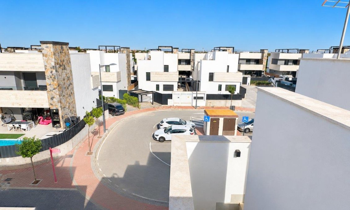 Segunda mano - Villa -
Santa Rosalia Resort - Inland