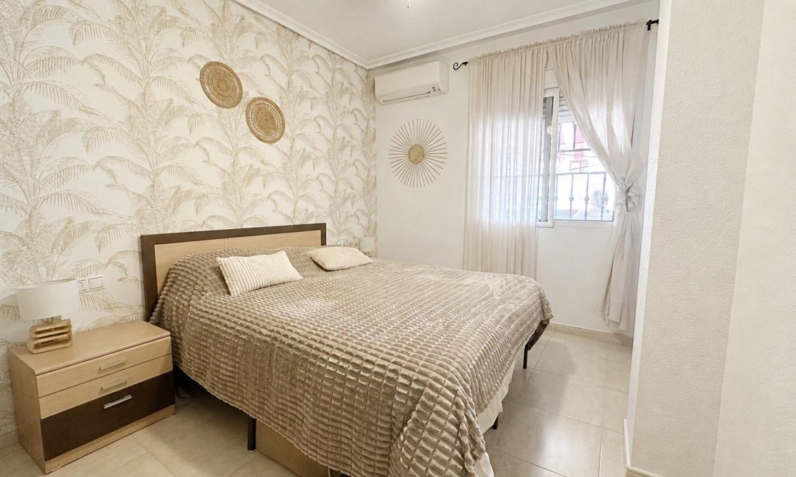 Resale - Bungalow -
Orihuela Costa - Los Altos