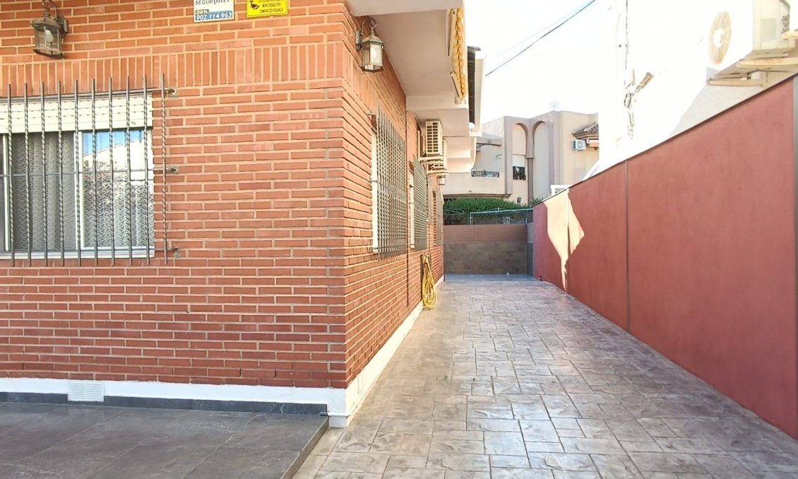 Wiederverkauf - Villa / Doppelhaushälfte -
San Pedro del Pinatar - Los Cuarteros
