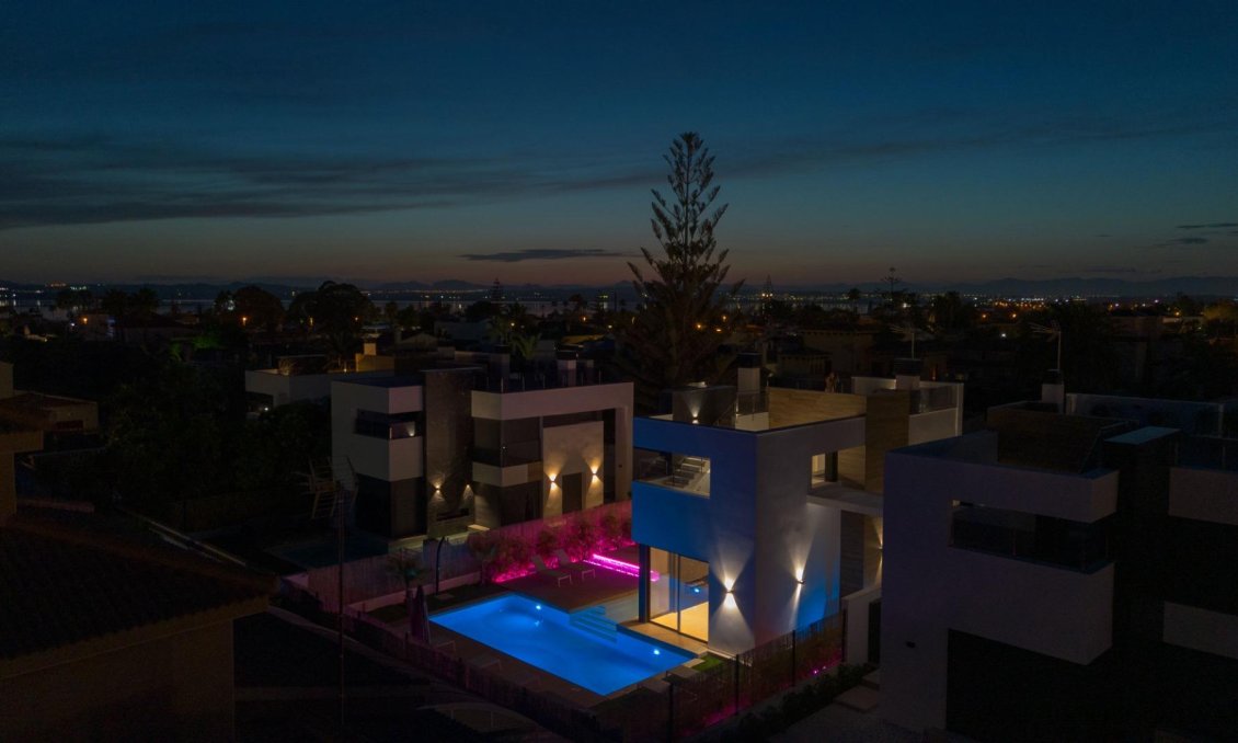 Segunda mano - Villa -
Torrevieja - Torreta Florida