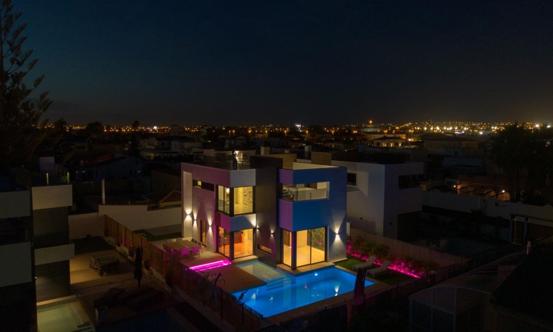 Segunda mano - Villa -
Torrevieja - Torreta Florida
