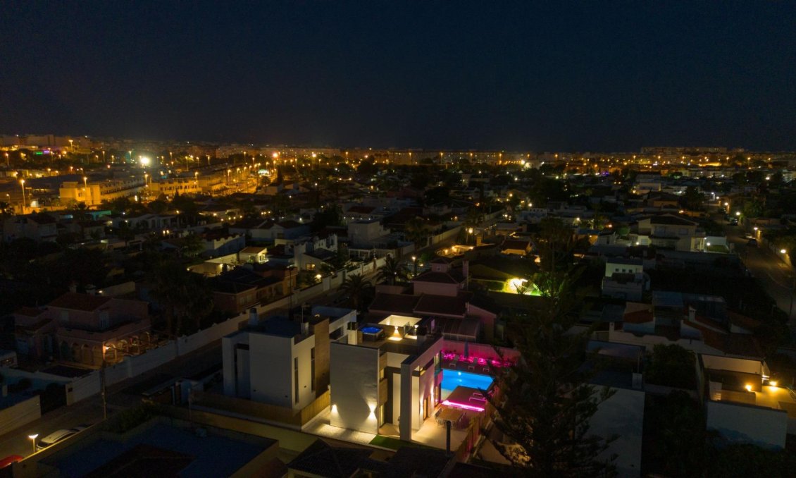 Segunda mano - Villa -
Torrevieja - Torreta Florida