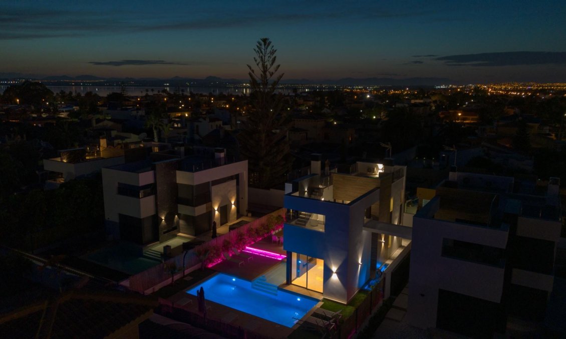 Segunda mano - Villa -
Torrevieja - Torreta Florida