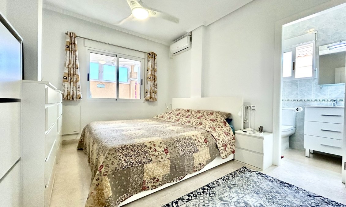 Wiederverkauf - Villa -
Villamartin - Costa Blanca