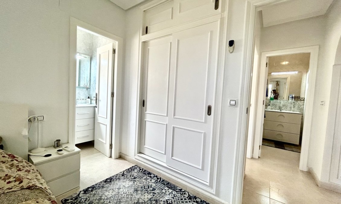 Wiederverkauf - Villa -
Villamartin - Costa Blanca