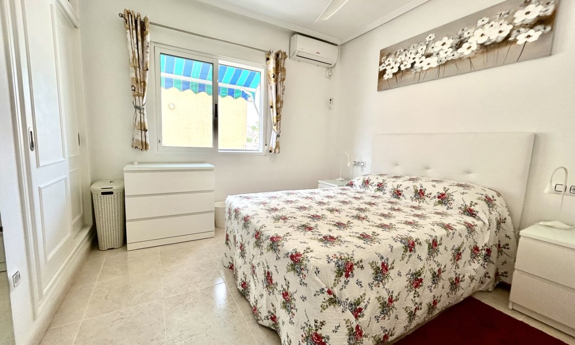 Wiederverkauf - Villa -
Villamartin - Costa Blanca