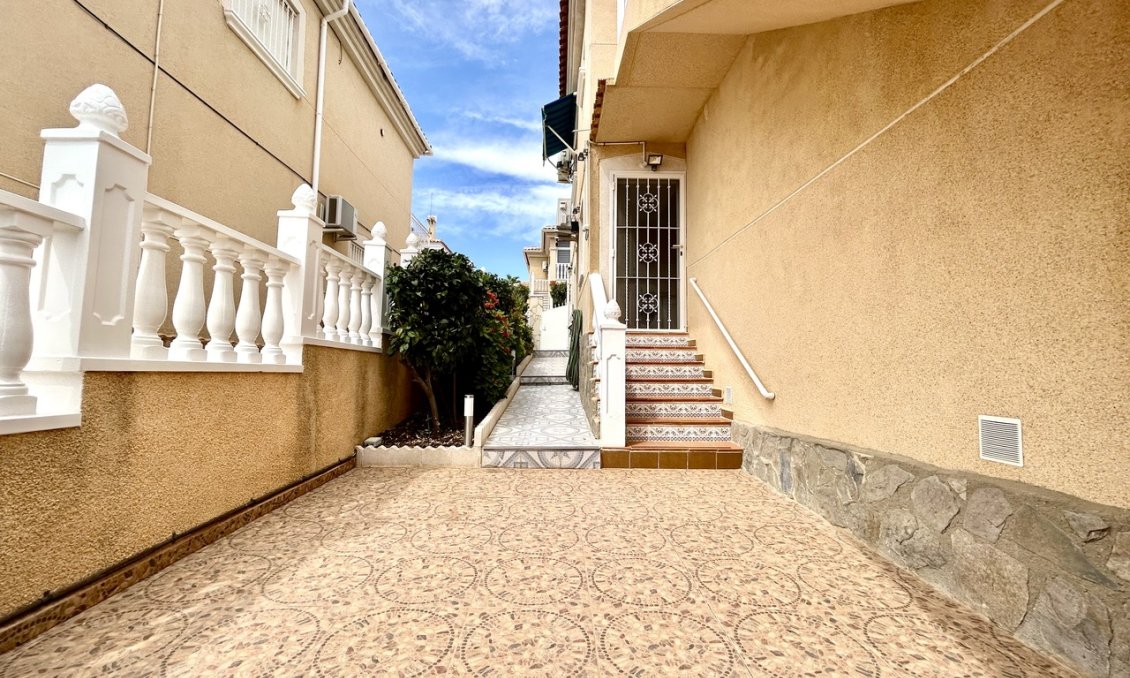 Wiederverkauf - Villa -
Villamartin - Costa Blanca