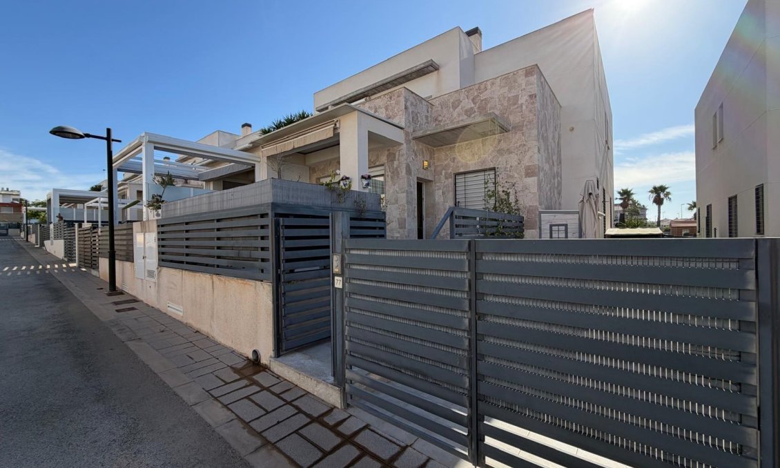 Segunda mano - Adosado -
Torrevieja - Aguas Nuevas